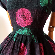 Charger l'image dans la galerie, 1950s - Stunning French Massive Roses Wool Dress - W27.5 (70cm)