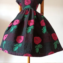 Charger l'image dans la galerie, 1950s - Stunning French Massive Roses Wool Dress - W27.5 (70cm)