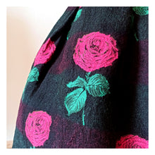 Charger l'image dans la galerie, 1950s - Stunning French Massive Roses Wool Dress - W27.5 (70cm)