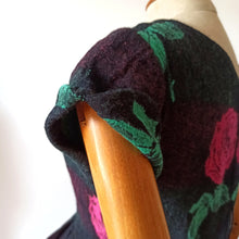 Charger l'image dans la galerie, 1950s - Stunning French Massive Roses Wool Dress - W27.5 (70cm)