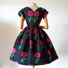 Charger l'image dans la galerie, 1950s - Stunning French Massive Roses Wool Dress - W27.5 (70cm)