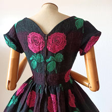 Charger l'image dans la galerie, 1950s - Stunning French Massive Roses Wool Dress - W27.5 (70cm)