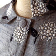 Load image into Gallery viewer, 1950s - Charming Parisien Embroidery Grey Cotton Dress - W31 (78cm)