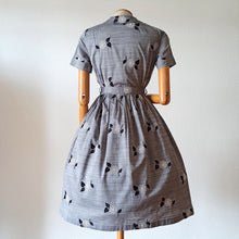 Load image into Gallery viewer, 1950s - Charming Parisien Embroidery Grey Cotton Dress - W31 (78cm)