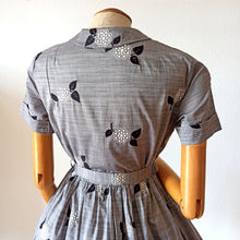 Load image into Gallery viewer, 1950s - Charming Parisien Embroidery Grey Cotton Dress - W31 (78cm)