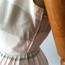 Charger l'image dans la galerie, 1950s - VANQUIEUR, France - Exquisite Pastel Green Pink Dress - W24 (60cm)