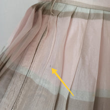 Charger l'image dans la galerie, 1950s - VANQUIEUR, France - Exquisite Pastel Green Pink Dress - W24 (60cm)