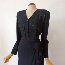 Cargar imagen en el visor de la galería, 1940s - Stunning Black Beaded Silk Crepe Dress - W31 (82cm)