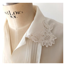 Charger l'image dans la galerie, 1950s - St. MICHAEL, UK - Exquisite White Silk Blouse - W41 (104cm)