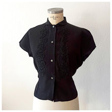 Charger l'image dans la galerie, 1950s - Stunning Black Rayon Blouse - W38 (96cm)