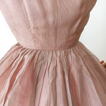 Charger l'image dans la galerie, 1950s - Adorable Antique Pink Organza Dress - W24 (60cm)
