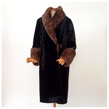 Cargar imagen en el visor de la galería, 1920s - FABRIQUES FRANCAISES, France - Stunning Plush Fur Coat