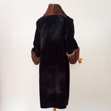 Cargar imagen en el visor de la galería, 1920s - FABRIQUES FRANCAISES, France - Stunning Plush Fur Coat