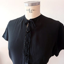 Charger l'image dans la galerie, 1950s 1960s - WALDFEE, Germany - Exquisite Black Rayon Blouse - Sz. 44