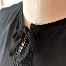 Charger l'image dans la galerie, 1950s 1960s - WALDFEE, Germany - Exquisite Black Rayon Blouse - Sz. 44