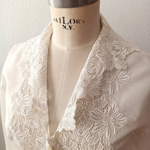 Charger l'image dans la galerie, 1950s - Glamorous White Satin Lace Blouse - Sz. 42