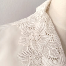 Charger l'image dans la galerie, 1950s - Glamorous White Satin Lace Blouse - Sz. 42
