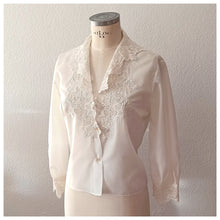 Charger l'image dans la galerie, 1950s - Glamorous White Satin Lace Blouse - Sz. 42