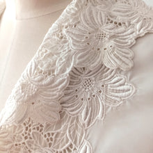 Charger l'image dans la galerie, 1950s - Glamorous White Satin Lace Blouse - Sz. 42