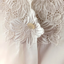 Charger l'image dans la galerie, 1950s - Glamorous White Satin Lace Blouse - Sz. 42