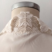 Charger l'image dans la galerie, 1950s - Glamorous White Satin Lace Blouse - Sz. 42