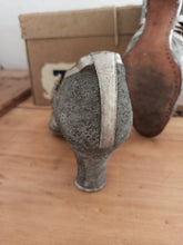 Cargar imagen en el visor de la galería, 1920s - LA AMPURDANESA, Barcelona - Silver Leather Shoes - EU39/UK6