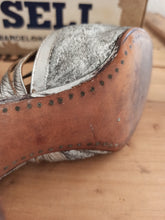 Cargar imagen en el visor de la galería, 1920s - LA AMPURDANESA, Barcelona - Silver Leather Shoes - EU39/UK6