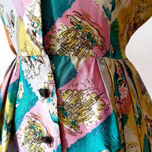 Cargar imagen en el visor de la galería, 1940s - Spectacular Novelty Print Silk Dress - W26 (66cm)