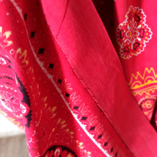 Cargar imagen en el visor de la galería, 1940s 1950s - Gorgeous Red Bandana Print Cotton Skirt - W24/44 (62/110cm)