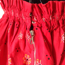 Cargar imagen en el visor de la galería, 1940s 1950s - Gorgeous Red Bandana Print Cotton Skirt - W24/44 (62/110cm)