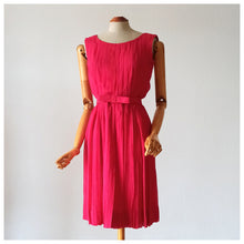 Laden Sie das Bild in den Galerie-Viewer, 1960s - Stunning Rouge Silk Cocktail Dress - W24 (60cm)