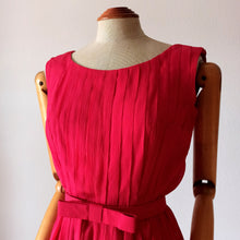 Laden Sie das Bild in den Galerie-Viewer, 1960s - Stunning Rouge Silk Cocktail Dress - W24 (60cm)