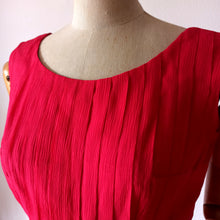 Laden Sie das Bild in den Galerie-Viewer, 1960s - Stunning Rouge Silk Cocktail Dress - W24 (60cm)