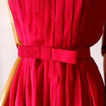 Laden Sie das Bild in den Galerie-Viewer, 1960s - Stunning Rouge Silk Cocktail Dress - W24 (60cm)