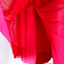 Laden Sie das Bild in den Galerie-Viewer, 1960s - Stunning Rouge Silk Cocktail Dress - W24 (60cm)