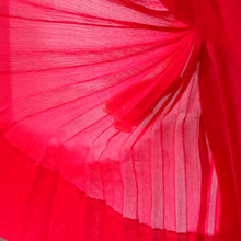 Laden Sie das Bild in den Galerie-Viewer, 1960s - Stunning Rouge Silk Cocktail Dress - W24 (60cm)