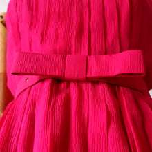 Laden Sie das Bild in den Galerie-Viewer, 1960s - Stunning Rouge Silk Cocktail Dress - W24 (60cm)