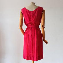 Laden Sie das Bild in den Galerie-Viewer, 1960s - Stunning Rouge Silk Cocktail Dress - W24 (60cm)