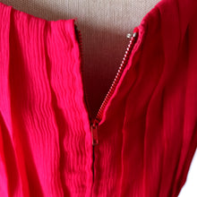 Laden Sie das Bild in den Galerie-Viewer, 1960s - Stunning Rouge Silk Cocktail Dress - W24 (60cm)