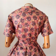 Charger l'image dans la galerie, 1950s - Stunning Abstract Cotton Dress - W32 (82cm)