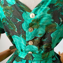 Charger l'image dans la galerie, 1950s - Stunning Green Floral Roseprint Rayon Dress - W28 (72cm)