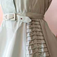 Cargar imagen en el visor de la galería, 1940s 1950s - LE SIGNE DE PARIS, France - Exquisite Green Jade Dress - W29 (74cm)