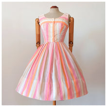 Charger l'image dans la galerie, 1950s - FAMOUS FASHIONS, USA - Lovely Striped Cotton Dress - W25 (64cm)