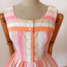 Charger l'image dans la galerie, 1950s - FAMOUS FASHIONS, USA - Lovely Striped Cotton Dress - W25 (64cm)