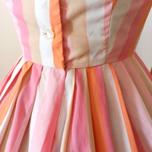 Charger l'image dans la galerie, 1950s - FAMOUS FASHIONS, USA - Lovely Striped Cotton Dress - W25 (64cm)