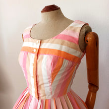 Charger l'image dans la galerie, 1950s - FAMOUS FASHIONS, USA - Lovely Striped Cotton Dress - W25 (64cm)
