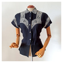 Charger l'image dans la galerie, 1940s 1950s - Ultragorgeous Black Leaves Linen Blouse - W32 (82cm)