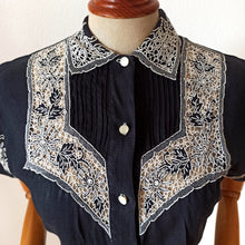 Charger l'image dans la galerie, 1940s 1950s - Ultragorgeous Black Leaves Linen Blouse - W32 (82cm)