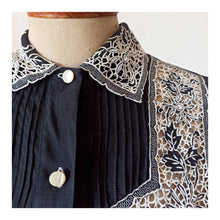 Charger l'image dans la galerie, 1940s 1950s - Ultragorgeous Black Leaves Linen Blouse - W32 (82cm)