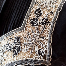 Charger l'image dans la galerie, 1940s 1950s - Ultragorgeous Black Leaves Linen Blouse - W32 (82cm)